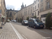 La rue de la Franche-Pierre depuis la Rue Charles de Gaulle en direction de l'église abbatiale